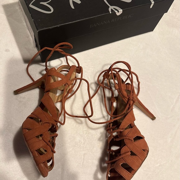 Banana Republic Julie brown suede heels size 6.5 - Picture 5 of 9